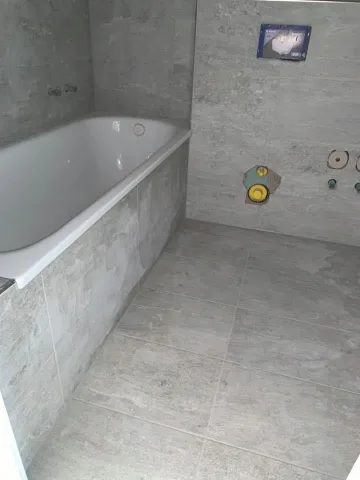Wohnungsrenovation Zürich — neues Bad mit Wanne, Projekt Ostermundigen