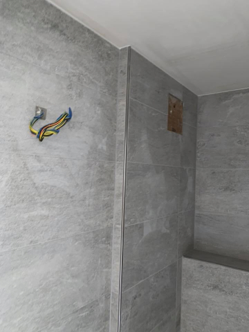 Wohnungsrenovation Zürich — neue bodenebene Dusche, Projekt Ostermundigen